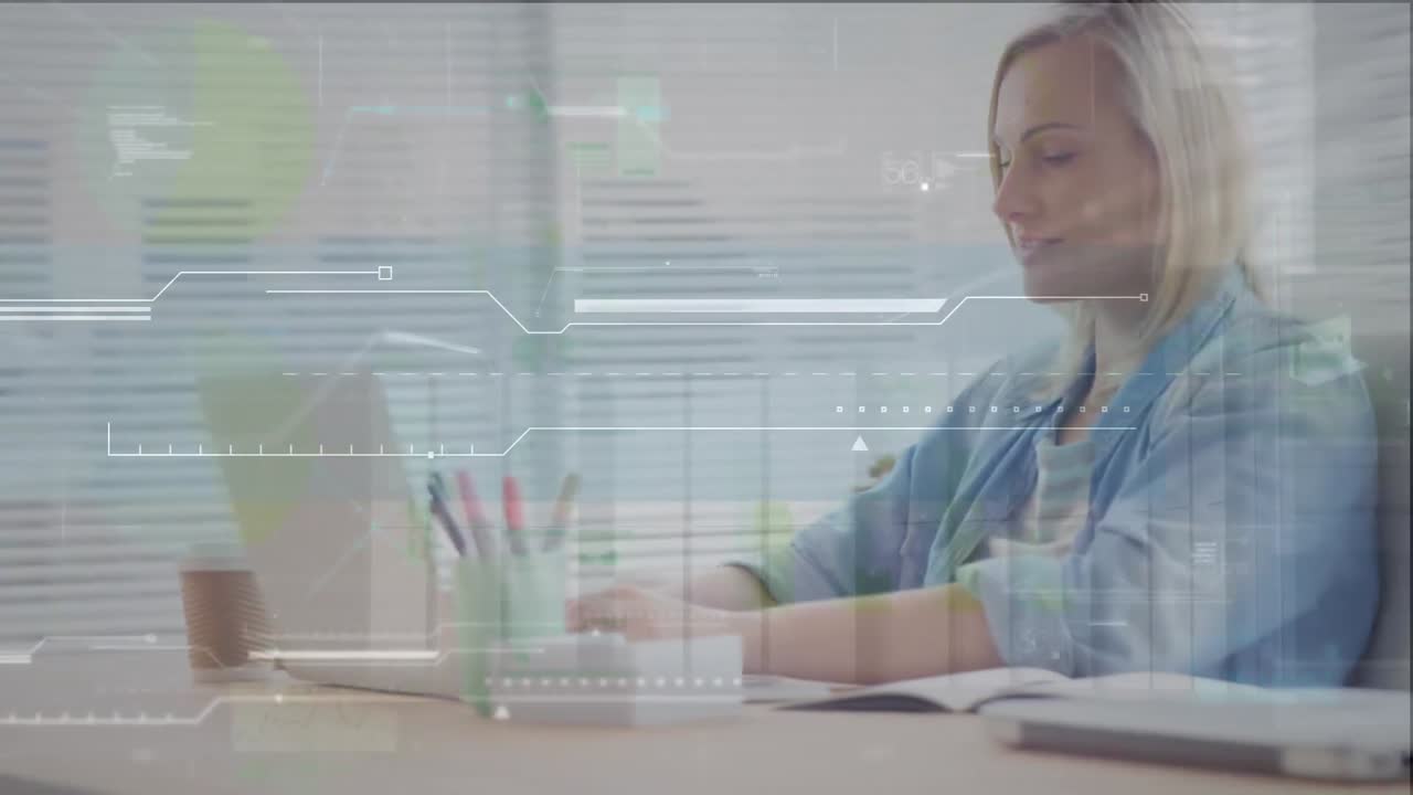 animación del procesamiento de datos financieros sobre una mujer de negocios caucásica que usa una computadora portátil en la oficina
