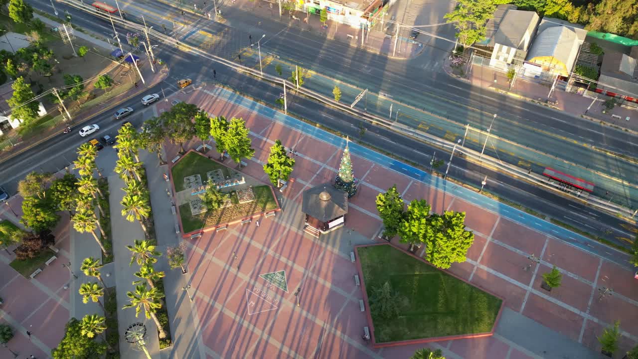 크리스마스 트리 (christmas tree) 는 칠레 메트로폴리탄 지역 라 핀타나 시의 주요 광장에 위치하고 있다.