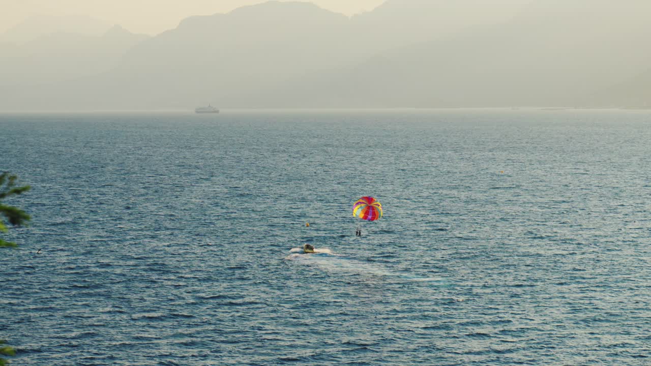 터키 안탈리아 해안 근처의 바다의 4k 비디오, 여름의 바람이 불어오는 날 촬영