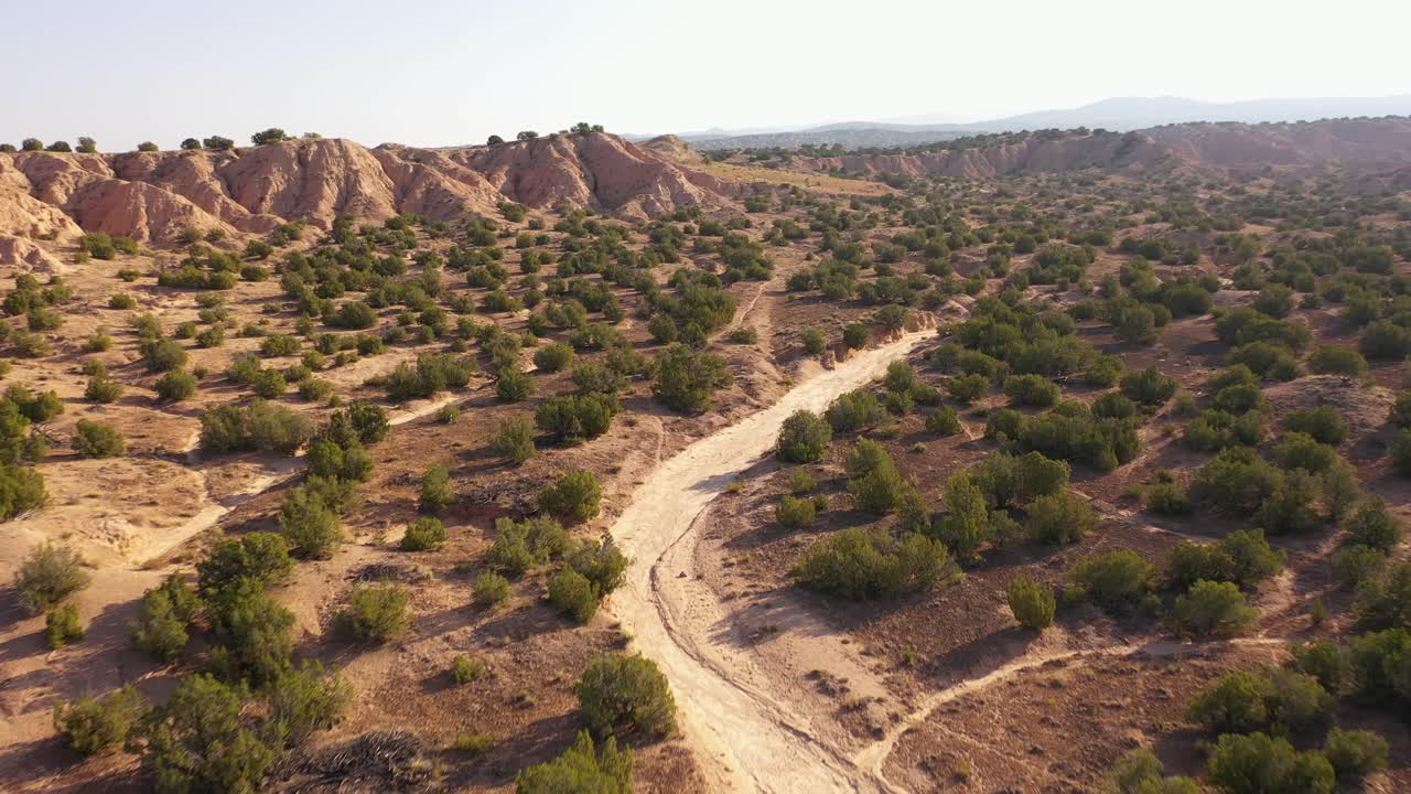 Drone nel deserto del New Mexico con letto di fiume asciutto