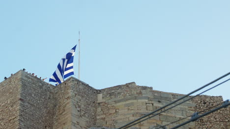 Bandera-Griega-Ondeando-Sobre-Una-Antigua-Fortaleza-De-Piedra