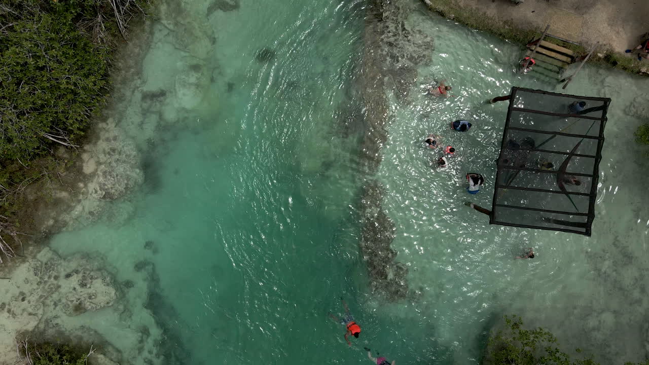 vista cenital de bañistas en laguna