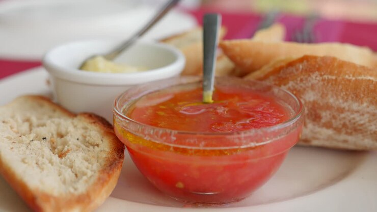 Primo piano di un tipico antipasto pan con tomate, composto da salsa di pomodoro e pane, servito in tavola in Spagna