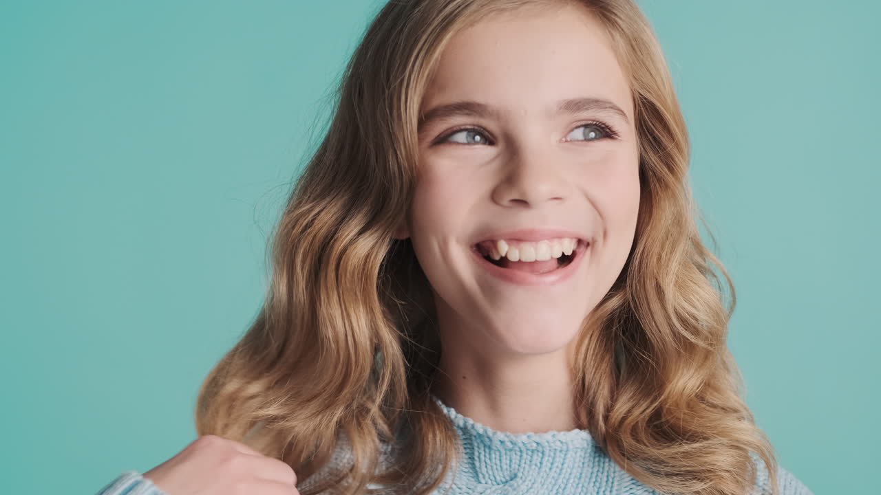 кавказская девушка-подросток смеется перед камерой.