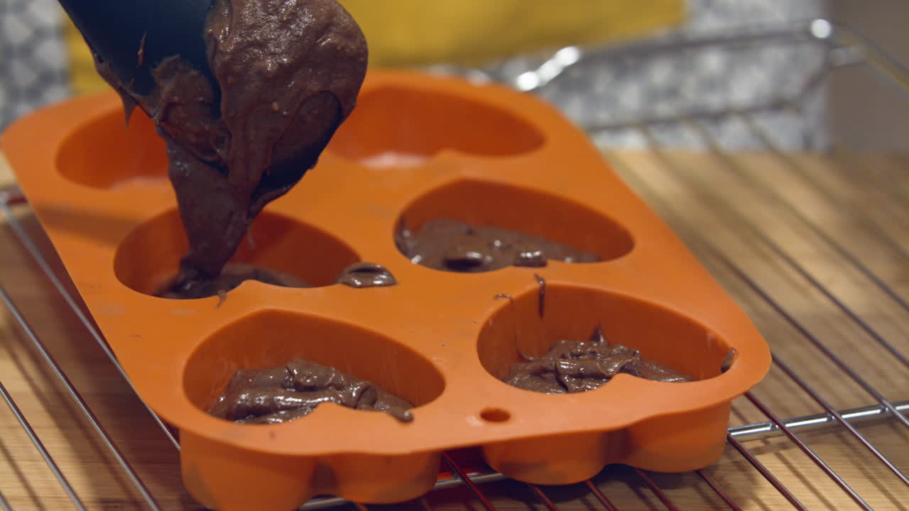 초콜릿 혼합물로 채워진 오렌지 하트 모양의 몰드 - 근접 촬영