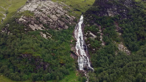robar el dron de la cascada en un día nublado y de mal humor