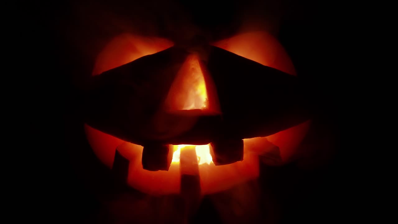 un viejo y aterrador jack-o-lantern sobre un fondo negro.