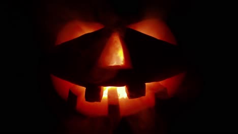 Beängstigend-Alte-Jack-o-Laterne-Auf-Schwarzem-Hintergrund.