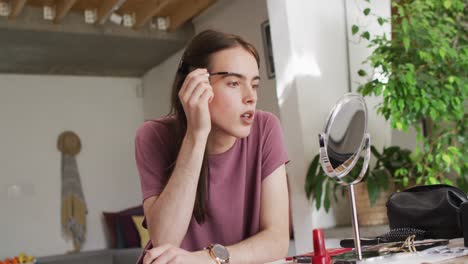 Mujer-Transgénero-Caucásica-No-Binaria-Haciendo-Maquillaje