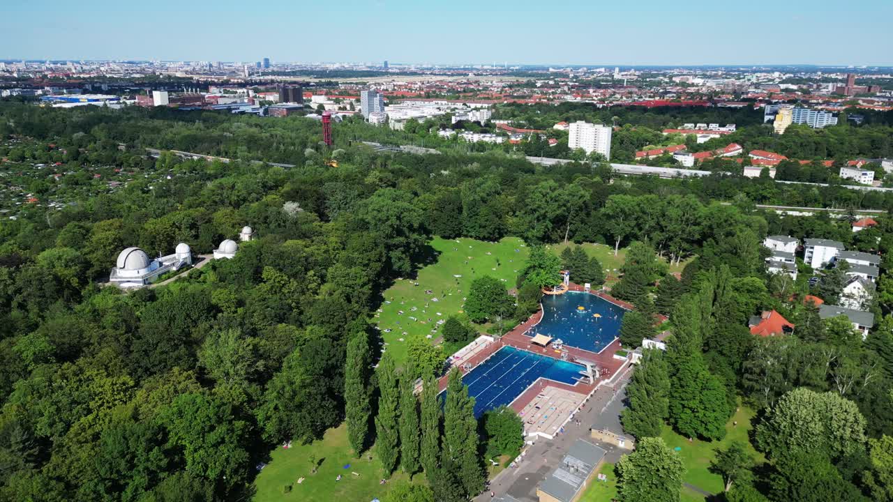 increíble vista aérea de arriba vuelo piscina pública insular, ciudad berlin alemania día de verano 2023