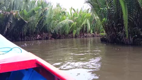 Barcos-Tradicionales-Navegan-Por-Un-Río-Turbio-Visitando-Sitios-Geológicos-En-La-Aldea-De-Ramang-ramang,-Maros,-Sulawesi-Del-Sur,-Indonesia