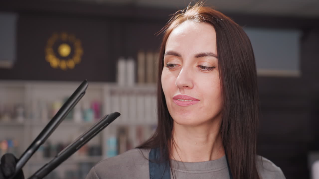 estilista peinando, primer plano de una estilista mostrando el proceso de peinado con calor controlado, peluquero experto ilustrando una técnica de planchado meticulosa con atención al detalle y la seguridad