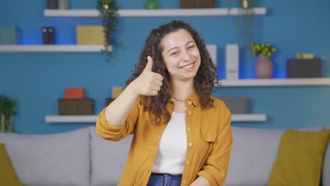 Mujer-Joven-Haciendo-Un-Gesto-Positivo-Ante-La-Cámara.