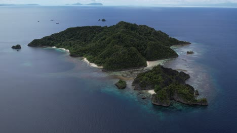 Fliegen-Sie-Näher-An-Die-Wunderschöne-Tropische-Insel-In-Raja-Amppat,-Indonesien