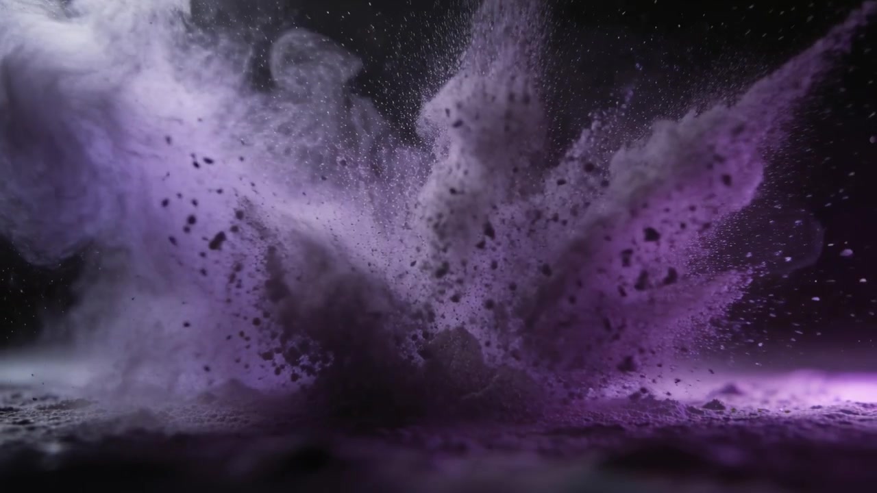 Mucchio di polvere colpito, con polvere viola che erutta e forma una nuvola sul set dello studio per un effetto scenico