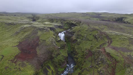 aérea por encima del famoso monumento natural y atracción turística de skogafoss falls y el sendero fimmvorduhals en islandia