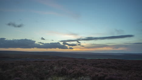 Danby-Moros-Timelapse-Puesta-De-Sol-Sobre-Brezo,-Páramos-De-York-Del-Norte,-Yorkshire