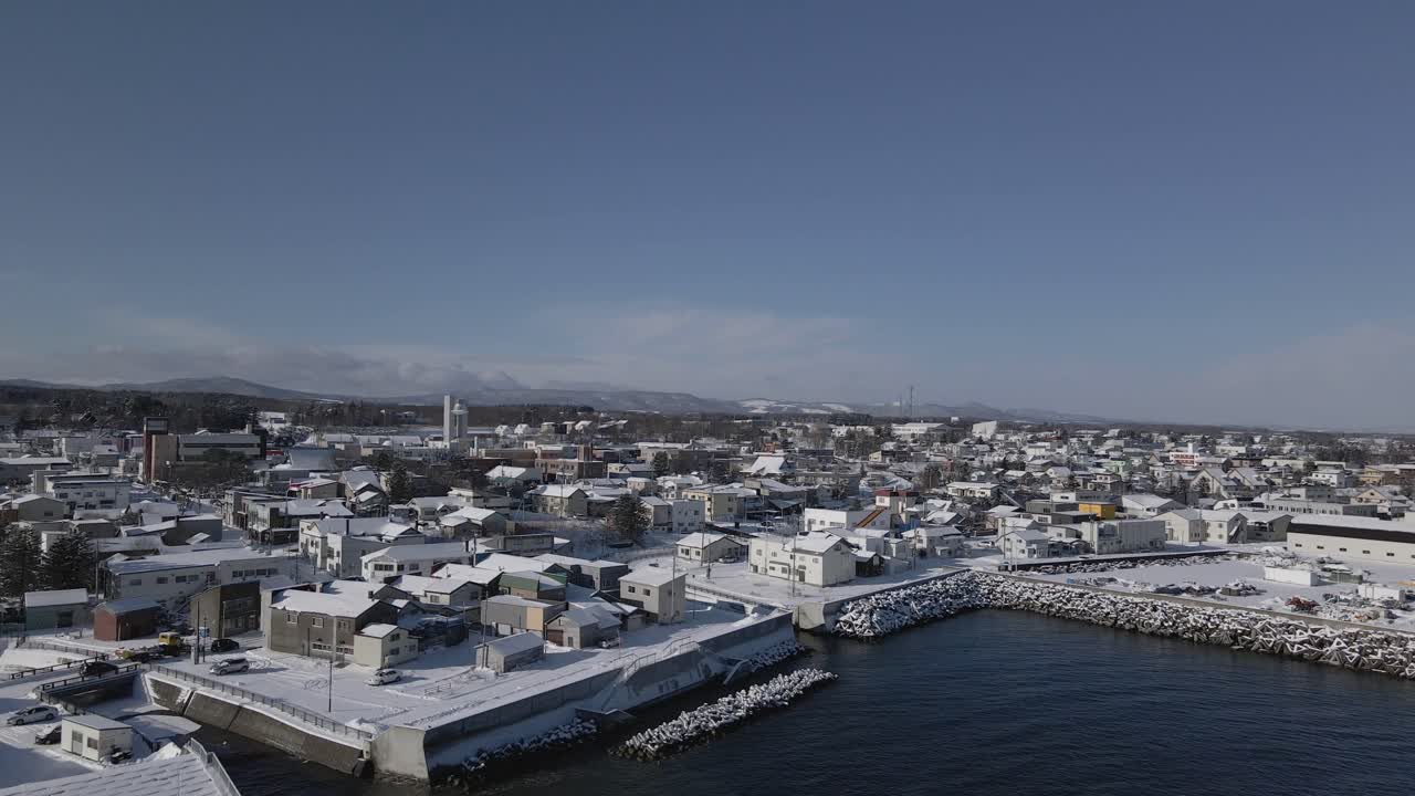 Kystby i Asia med snø og vintersol.