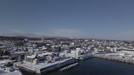 Ciudad-Costera-En-Asia-Con-Nieve-Y-Sol-De-Invierno