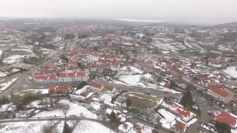 volando sobre el pueblo de montaña durante el invierno
