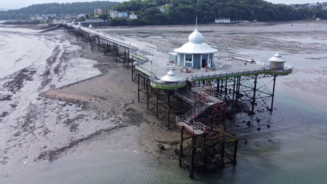 bangor garth pier cúpula de plata ornamental victoriana pabellón punto de referencia turista vista aérea creciente tirar hacia atrás a la derecha