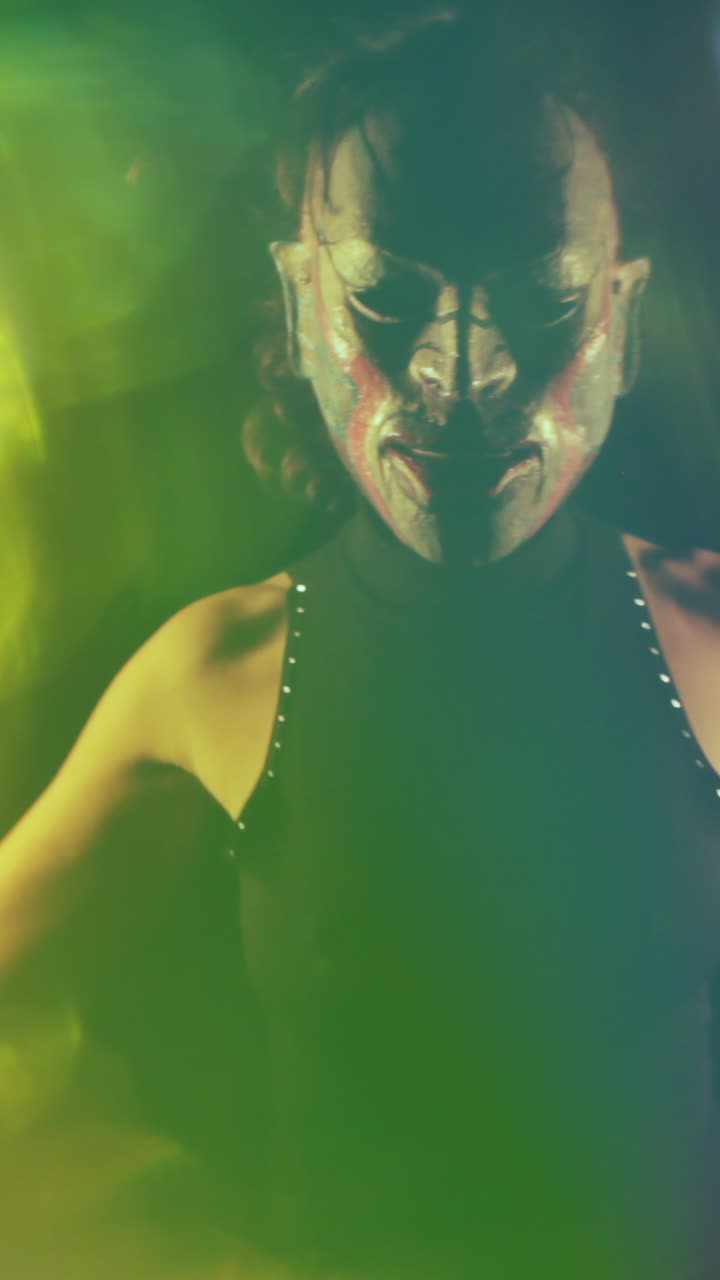 una mujer hace una actuación de fuego en vertical