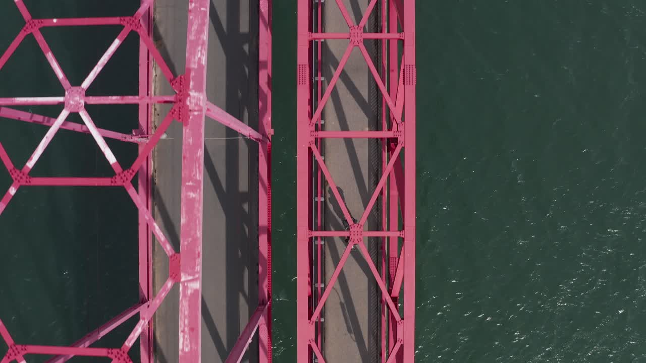 시마나미 카이도 교량을 가로지르는 자전거 타기, 공중 하향식 전망, 일본