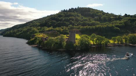 la fortaleza de lochside de escocia: el castillo de urquhart visto desde el lago ness en las tierras altas de escocia