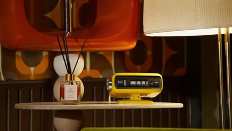 decoración interior retro de los años 70 con reloj amarillo