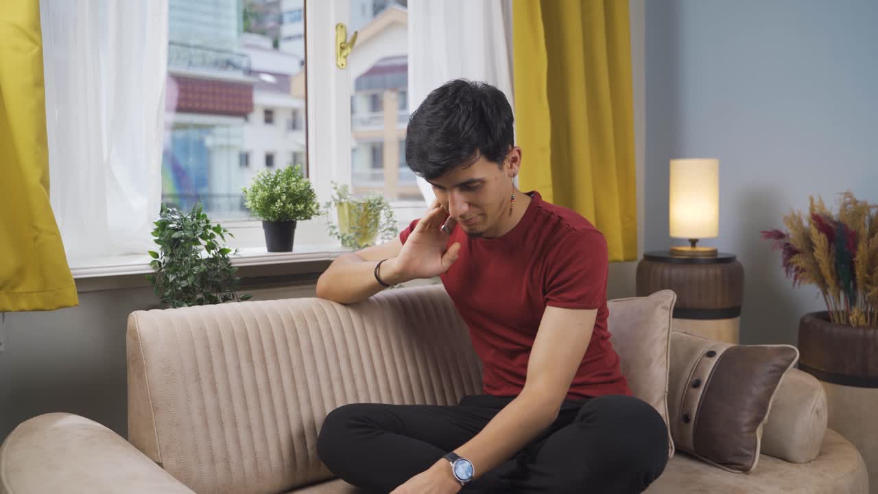 전화 메시지에 미소 짓는 남자.