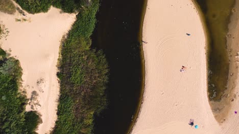 4K-Overhead-Drohne-Clip-über-Dem-Hadjiyska-Fluss-Neben-Dem-Sonnigen-Strand,-Bulgarien