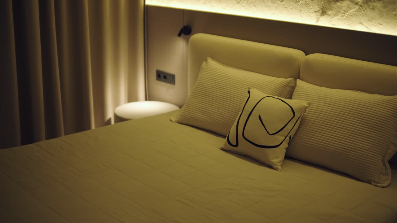 세련되고 우아한 미니멀리즘 가정 인테리어는 깨한 선, 중립적인 색상, 따뜻한 주변 조명을 특징으로하며, 아하고 현대적인 분위기를 만니다.