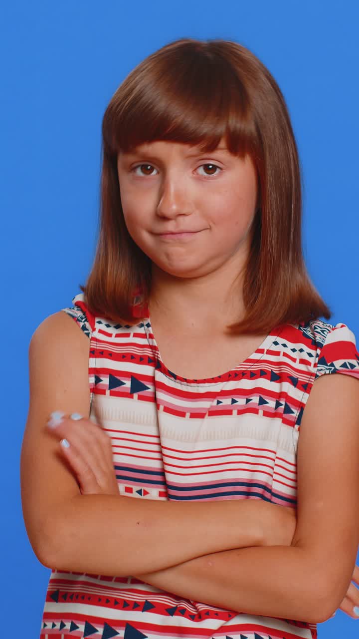 Niña preadolescente pierde un juego, sorprendiéndose por los resultados de la lotería, mala fortuna y derrota.