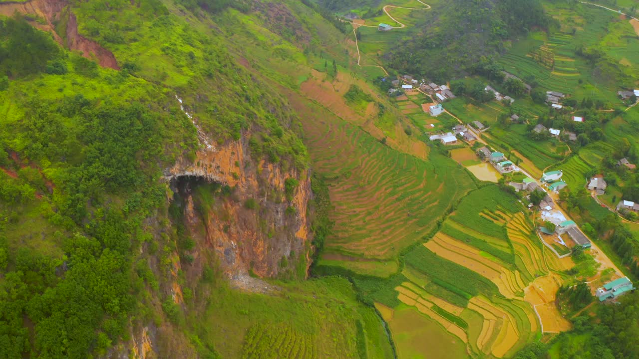 inclinación lenta hacia arriba que revela hermosas y exuberantes tierras de cultivo en el geoparque de la meseta de dong van karst