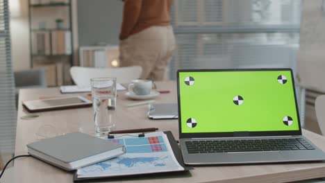 laptop with green screen on desktop