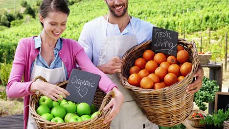 Pareja-Feliz-Sosteniendo-Una-Canasta-Llena-De-Frutas-Frescas