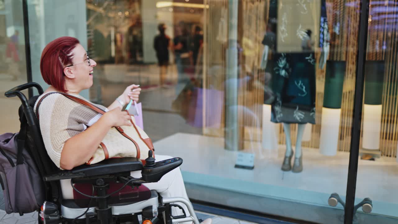 Mulher Feliz em Cadeira de Rodas Motorizada Apreciando Vitrines