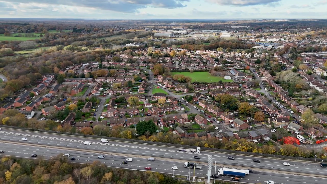 Vista aerea della zona residenziale di Camberley - Surrey e del traffico intenso sull'autostrada M3.