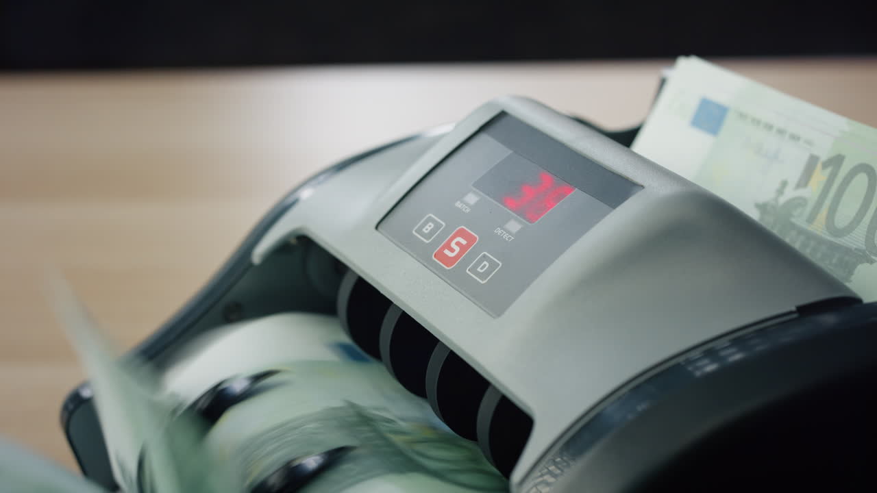 자동으로 계산하는 유로 지폐는 은행 기계에 의해 가까이에서 통화를 계산합니다.