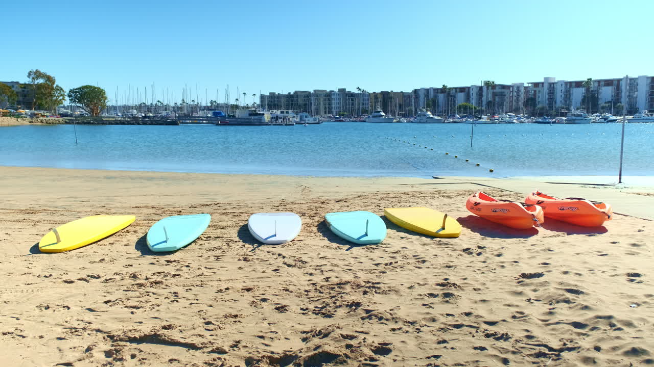 яркие доски для серфинга выстроились в тандем на песчаном пляже санта-моники, калифорния
