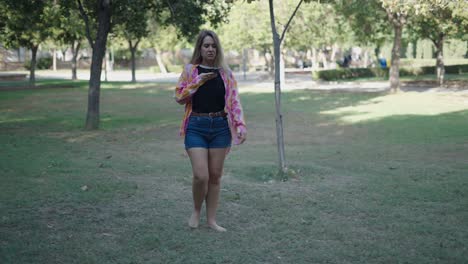 mujer caminando en un parque