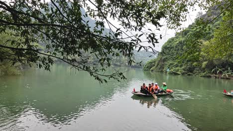 turistas remando botes en un tranquilo entorno fluvial