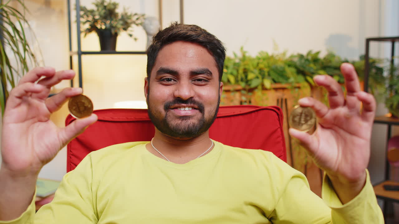 hombre indio comerciante de acciones ganando bitcoins monitoreo en línea operaciones comerciales minería mantener monedas btc