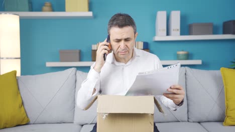 el hombre que recibió el paquete equivocado está hablando por teléfono con el mensajero.