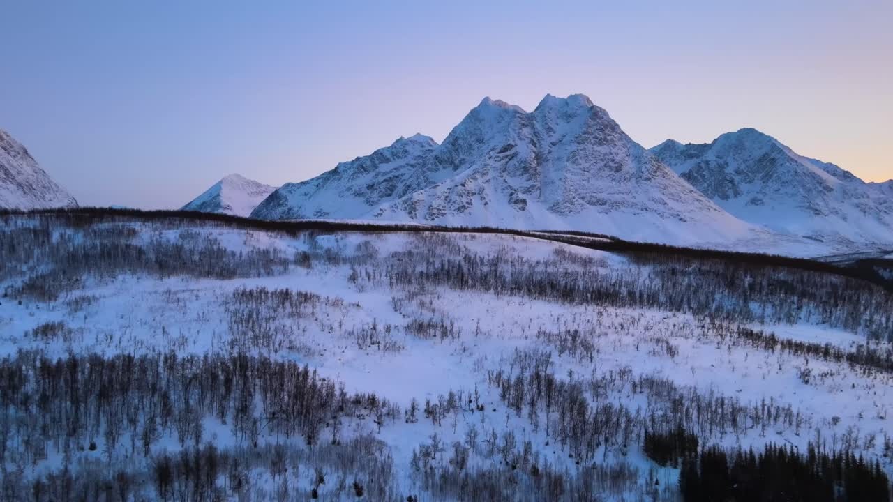 Luftfoto af smukt landskab i Lyngen Alperne, Norge