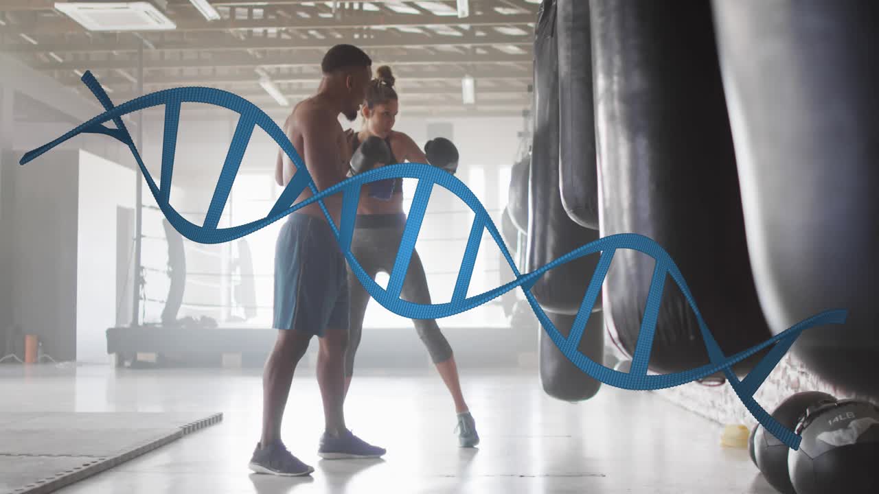 Allenatore di boxe che dà indicazioni a un pugile che si muove verso il sacco, colpendo mentre insegna la tecnica per migliorare l'abilità, sovrapposizione di elica del DNA