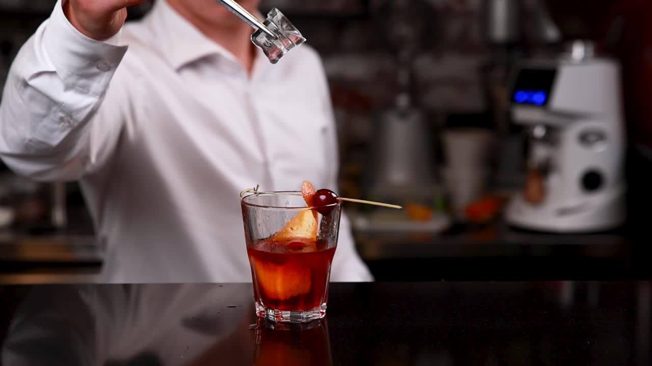 옛날 의 테일을 준비 하는 바텐더