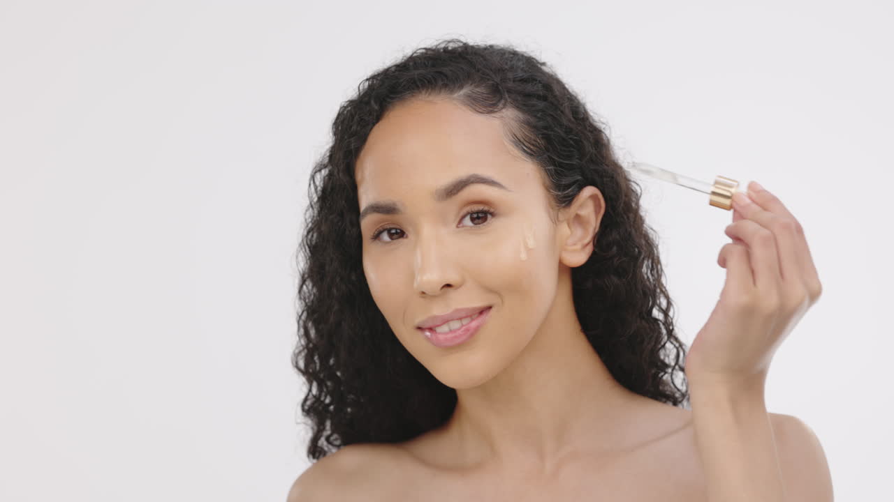 cara, mujer negra y pipeta con suero