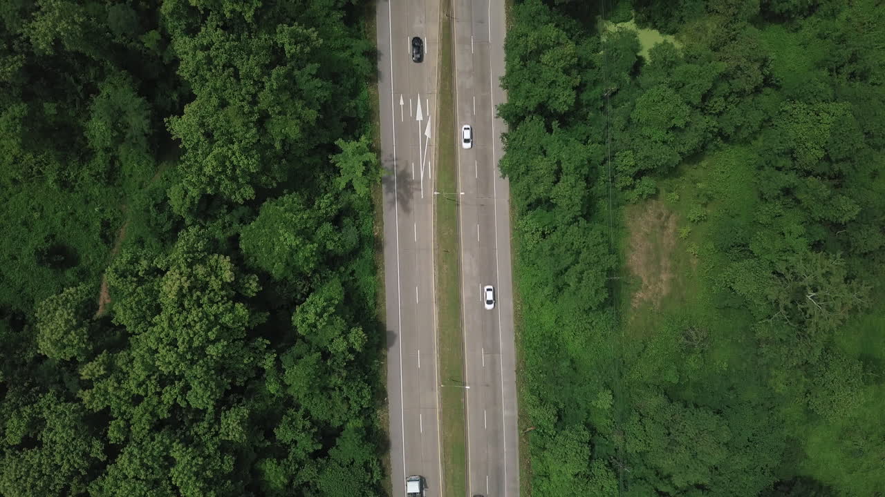 무성한 녹지와 단풍 열대 우림 산 풍경을 통과하는 시골 도로의 공중 전망