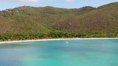 Weiche-Umlaufende-Antenne,-Die-Einen-Atemberaubenden-Strand-Auf-Den-US-Jungferninseln-In-Der-Karibik-Zeigt